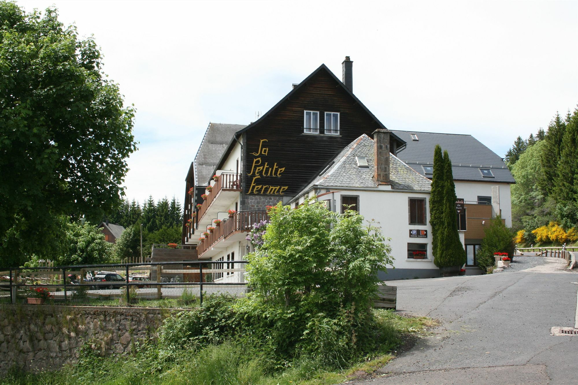 Auberge De La Petite Ferme, Super-Besse Est, The Originals Relais Exterior foto